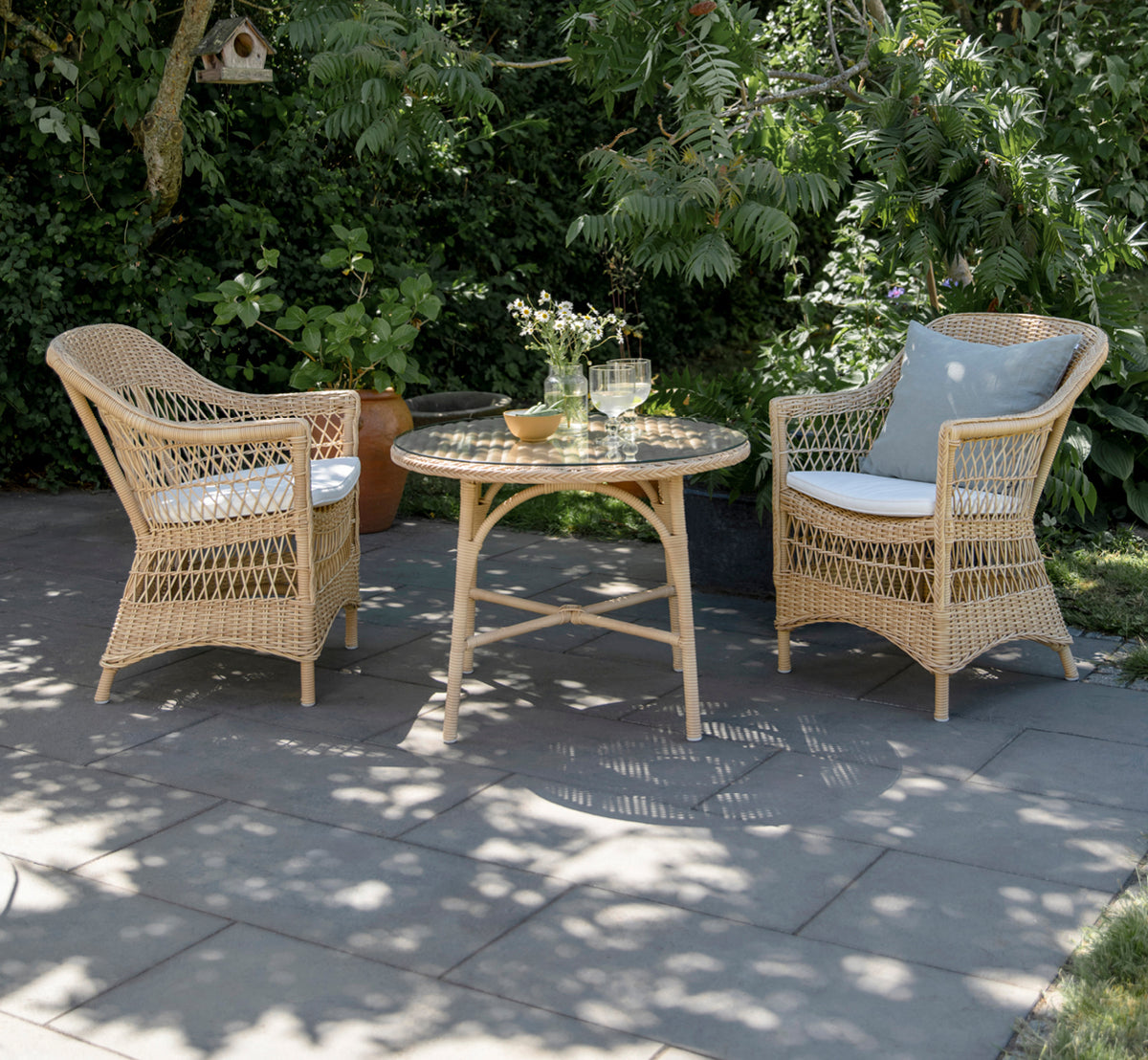 Esta es una imagen de estilo de vida de Victoria Exterior Coffee Table Ø80 cm en natural artfibre aluminium. Estilizado en un interior luminoso.