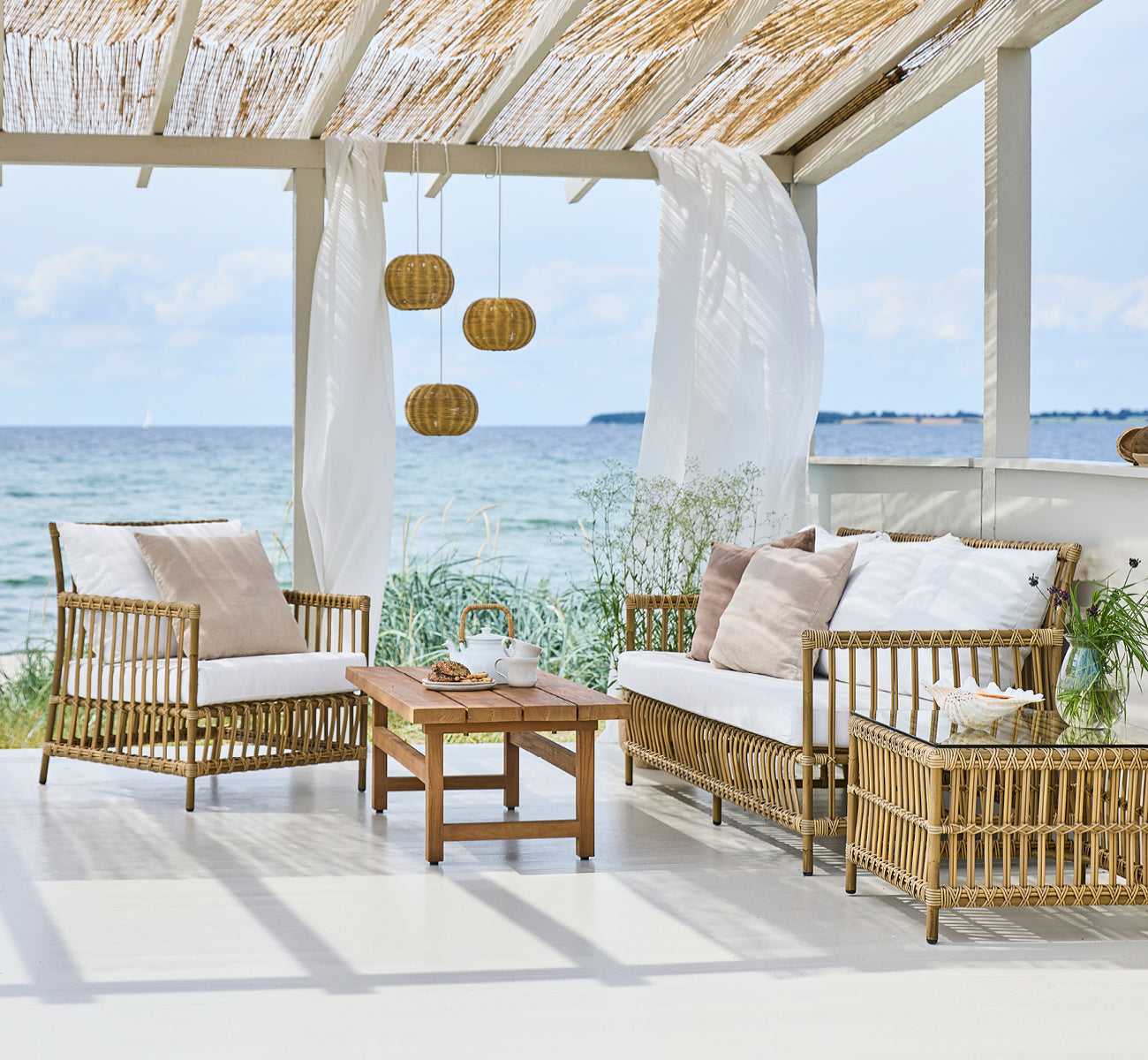 Esta es una imagen de estilo de vida de Tangelo Exterior Lampshade Ø24 cm | Extra Small en natural core weave artfibre & aluminium.