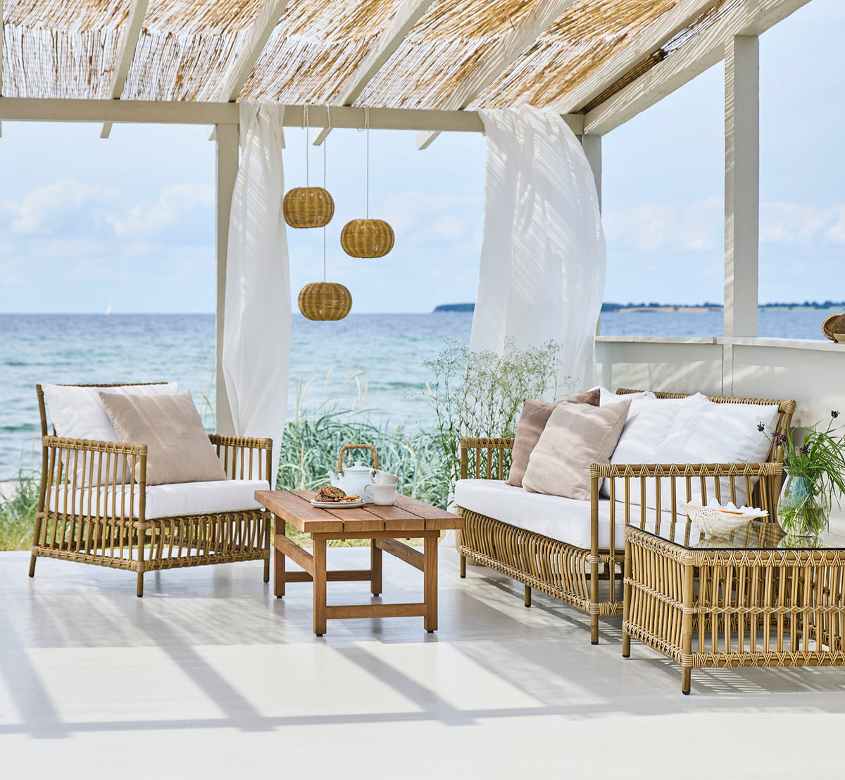 Esta es una imagen de estilo de vida de Tangelo Exterior Lampshade Ø24 cm | Extra Small en natural core weave artfibre & aluminium.