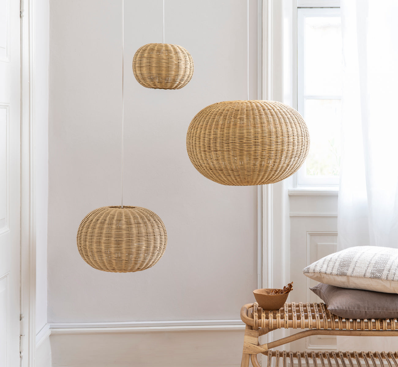 Esta es una imagen de estilo de vida de Tangelo Lampshade Ø24 cm | Extra Small en natural rattan. Estilizado en un interior luminoso.