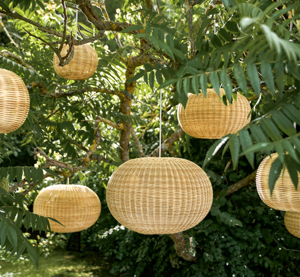 Esta es una imagen de estilo de vida de Tangelo Exterior Lampshade Ø37 cm | Small en natural core weave artfibre & aluminium.