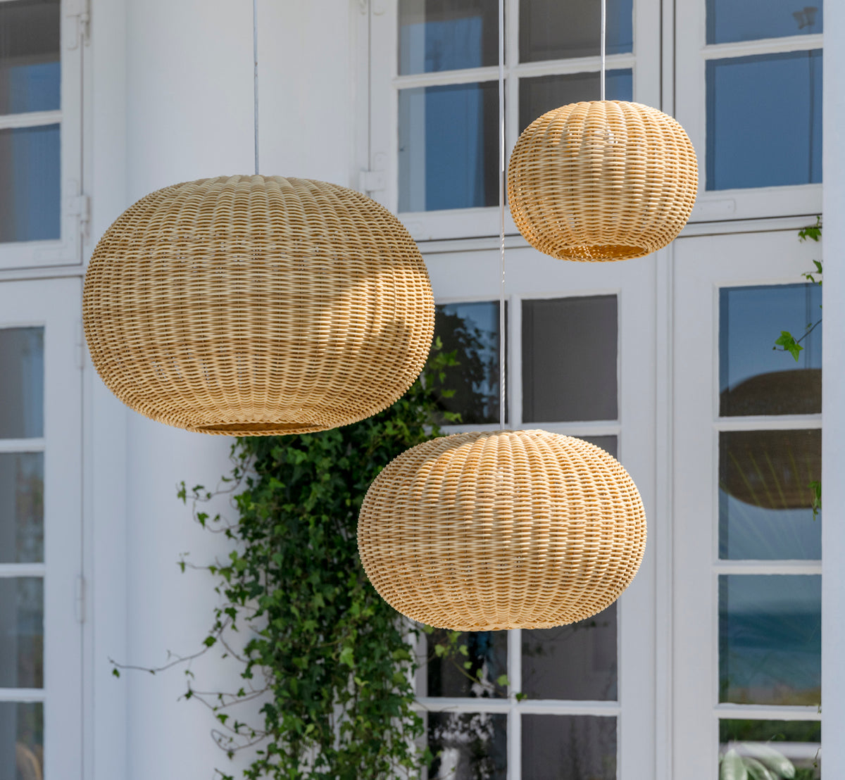 Esta es una imagen de estilo de vida de Tangelo Exterior Lampshade Ø49 cm | Medium en natural core weave artfibre & aluminium.