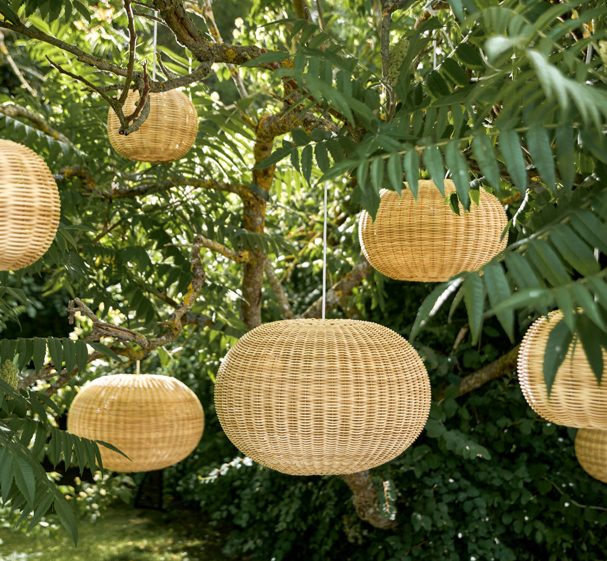 Esta es una imagen de estilo de vida de Tangelo Exterior Lampshade Ø49 cm | Medium en natural core weave artfibre & aluminium.