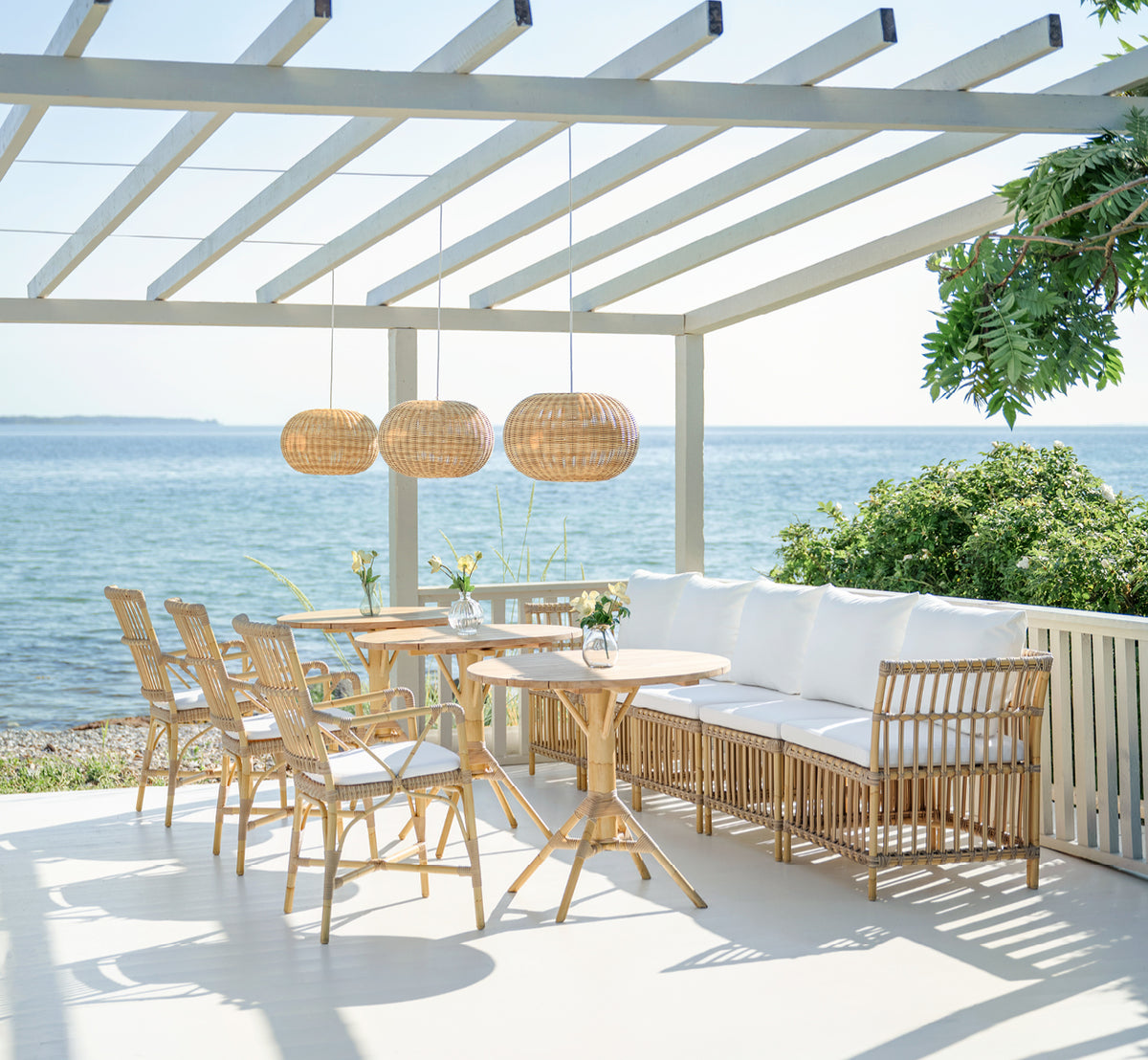 Esta es una imagen de estilo de vida de Tangelo Exterior Lampshade Ø49 cm | Medium en natural core weave artfibre & aluminium.