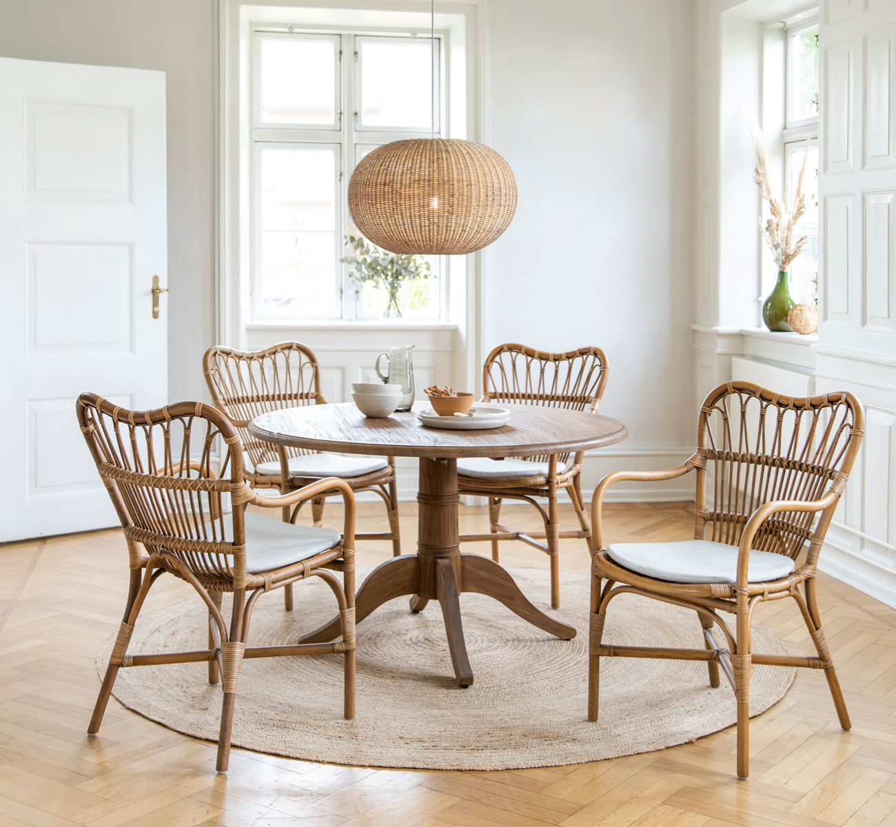 Esta es una imagen de estilo de vida de Tangelo Lampshade Ø62 cm | Large en natural rattan. Estilizado en un interior luminoso.