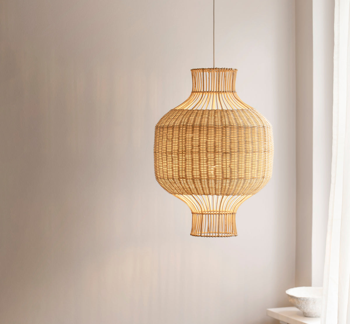 Esta es una imagen de estilo de vida de Hikari pantalla de lámpara en natural core weave iron frame, expuesto en un entorno de interior luminoso.