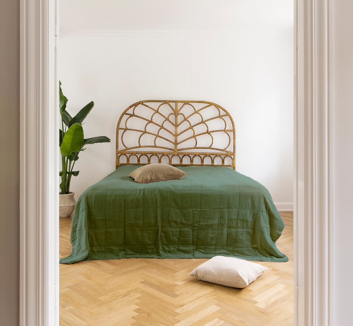 Esta es una imagen de estilo de vida de CTE058DF colcha en dark Forest Cotton, en un dormitorio sereno con decoración neutra y parqué en espiga.