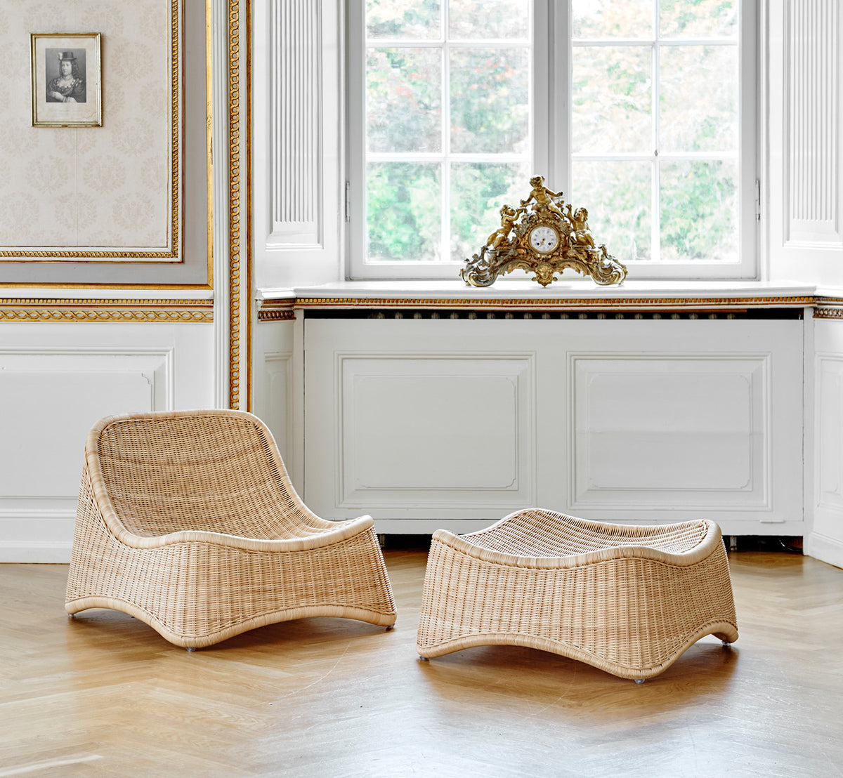 Esta es una imagen de estilo de vida de Chill sillón lounge en natural core weave Rattan frame, en un elegante interior clásico con elaboradas.