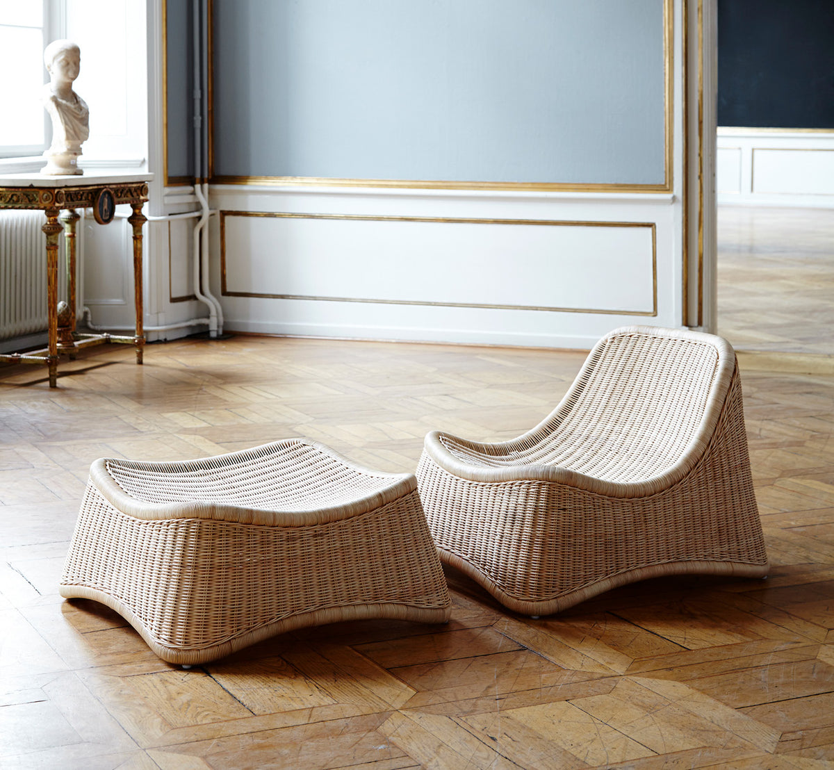 Esta es una imagen de estilo de vida de Chill sillón lounge en natural core weave Rattan frame, en un elegante interior clásico con elaboradas.