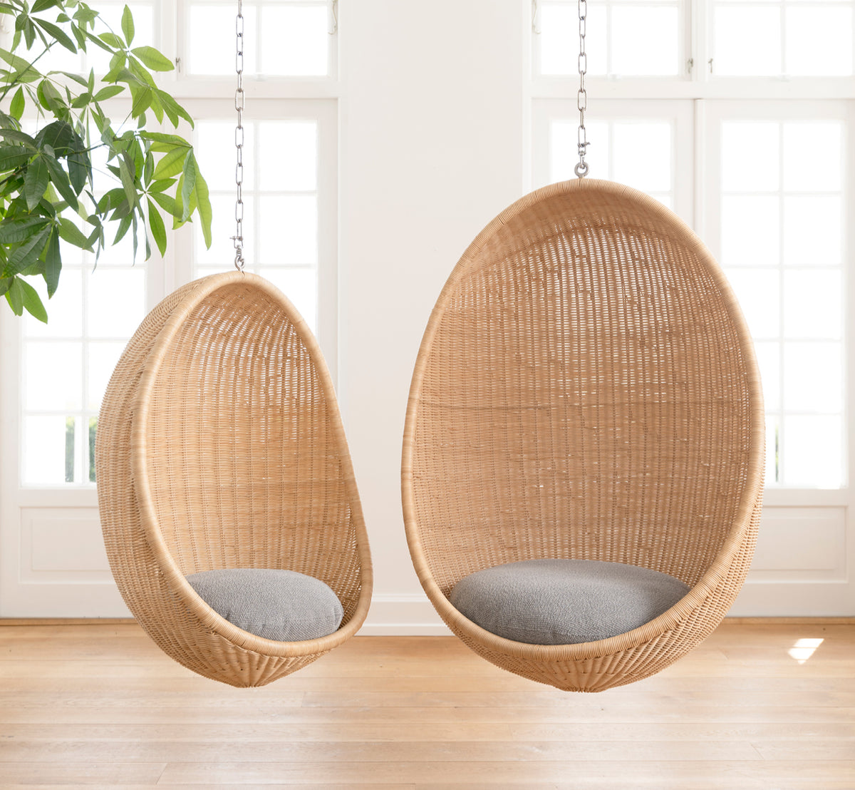 Esta es una imagen de estilo de vida de Hanging silla colgante junior en natural core weave Rattan frame, en un elegante interior clásico con.