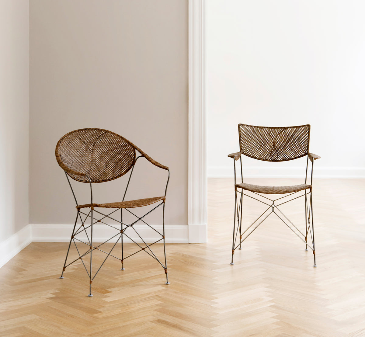 Esta es una imagen de estilo de vida de Funky silla de comedor en hazelnut rattan iron frame, en un interior luminoso con paredes de paneles blancos.