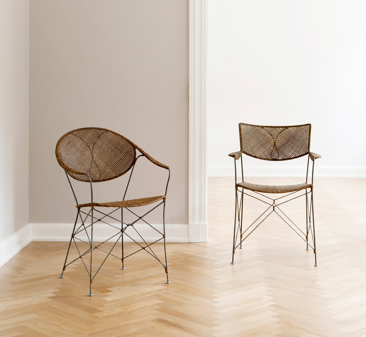 Esta es una imagen de estilo de vida de Rap silla de comedor en hazelnut rattan iron frame, en un interior luminoso con paredes de paneles blancos y.