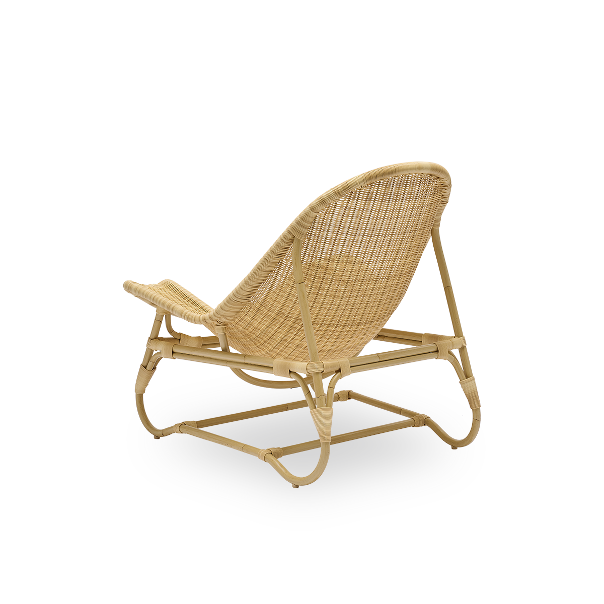 Vista trasera del sillón lounge exterior Pacifique, diseñado por Michel Buffet.
Estructura de aluminio con aspecto de ratán y asiento completamente tejido a mano en ArtFibre.