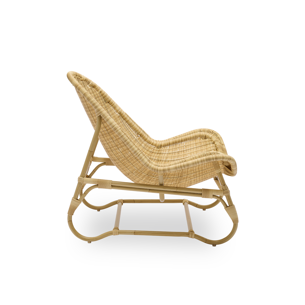 Vista lateral de la silla lounge Pacifique Exterior diseñada por Michel Buffet. Estructura de aluminio en estilo ratán con asiento completamente tejido a mano en ArtFibre.