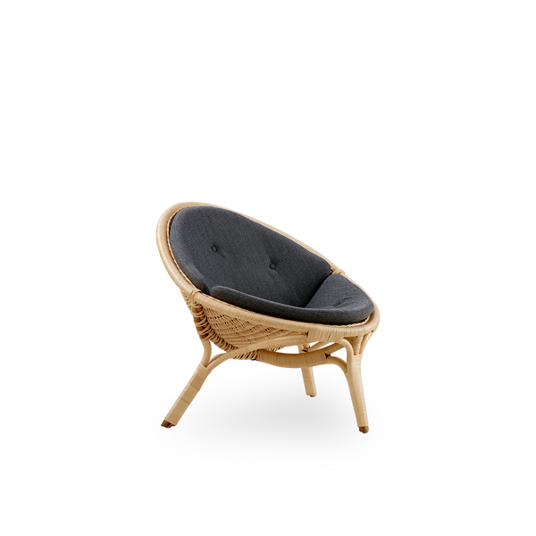 Vista lateral de la silla lounge Rana, diseñada por Nanna Ditzel. Diseño premiado de tres patas, con asiento completamente tejido, hecho a mano con ratán de alta calidad de Indonesia.