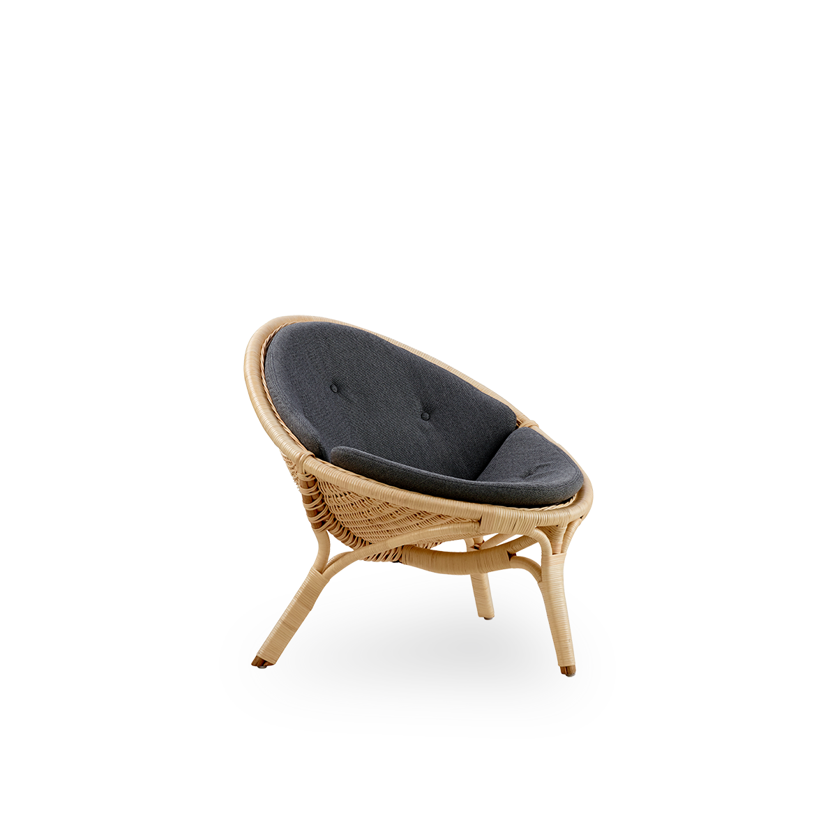 Vista lateral de la silla lounge Rana, diseñada por Nanna Ditzel. Diseño premiado de tres patas, con asiento completamente tejido, hecho a mano con ratán de alta calidad de Indonesia.