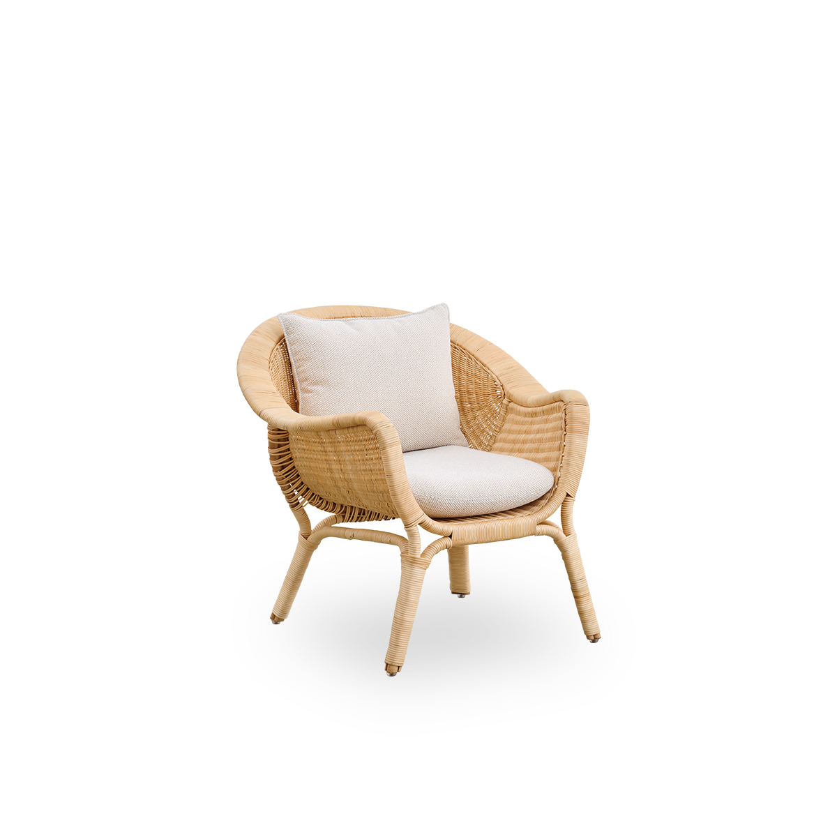 Vista lateral de la silla de lounge exterior Madame, diseñada por Nanna & Jørgen Ditzel. Silla de lounge completamente tejida en ratán con diseño suave y femenino en forma de concha.