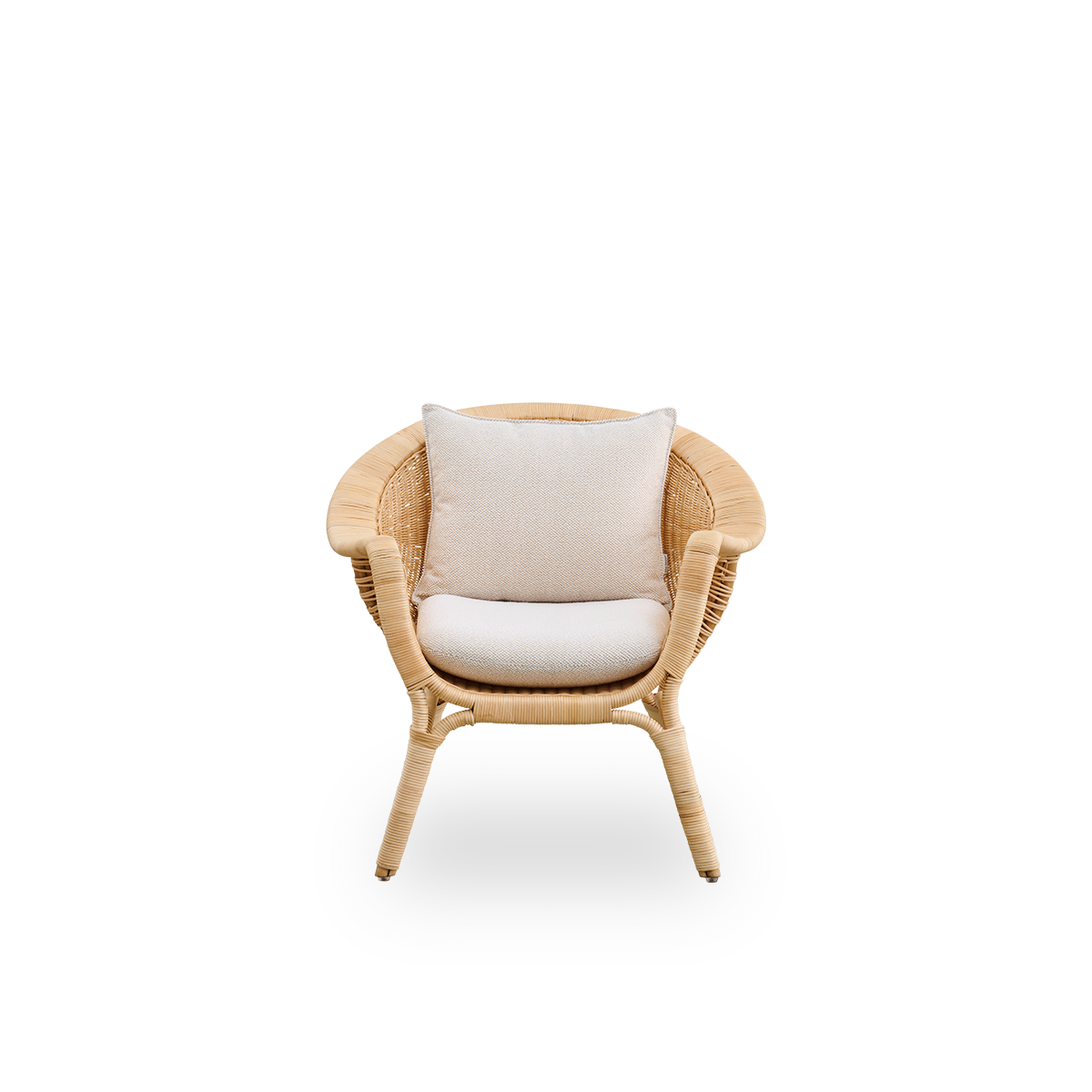 Vista frontal del sillón de salón exterior Madame, diseñado por Nanna & Jørgen Ditzel.
Sillón de salón completamente tejido en ratán con un diseño suave y femenino en forma de concha.