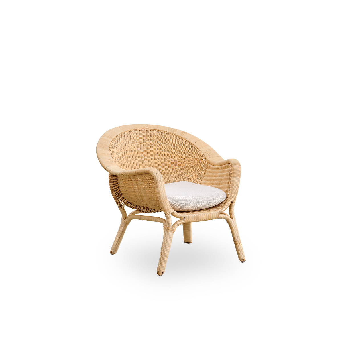Vista lateral de la silla de lounge exterior Madame, diseñada por Nanna & Jørgen Ditzel. Silla de lounge completamente tejida en ratán con diseño suave y femenino en forma de concha.