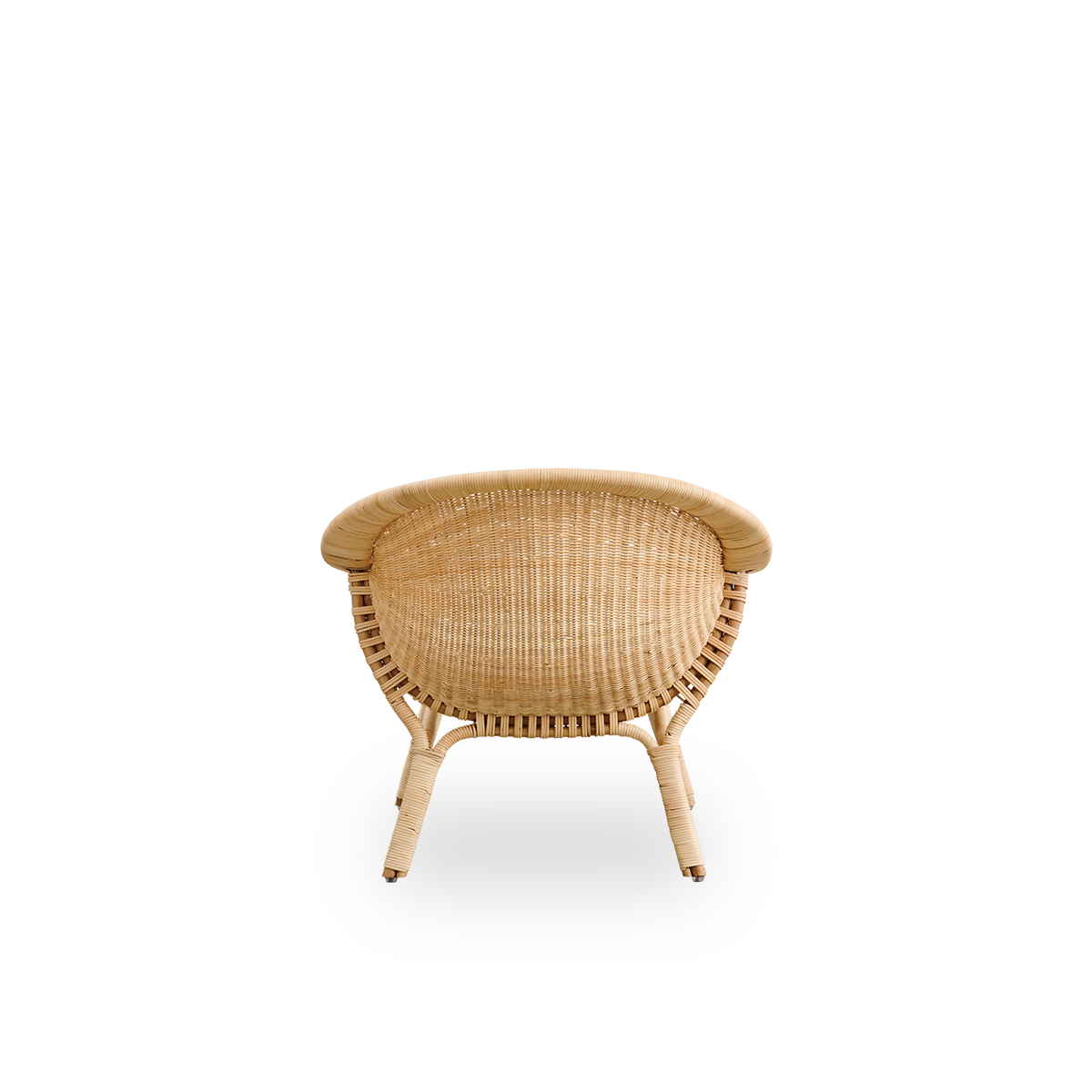 Vista desde atrás del sillón lounge exterior Madame, diseñado por Nanna y Jørgen Ditzel. Sillón de ratán completamente tejido con un diseño suave y femenino en forma de concha.