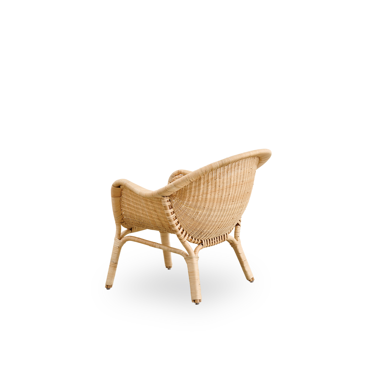 Vista trasera del sillón lounge exterior Madame, diseñado por Nanna y Jørgen Ditzel.
Sillón lounge de ratán completamente tejido con un diseño suave y femenino en forma de concha.