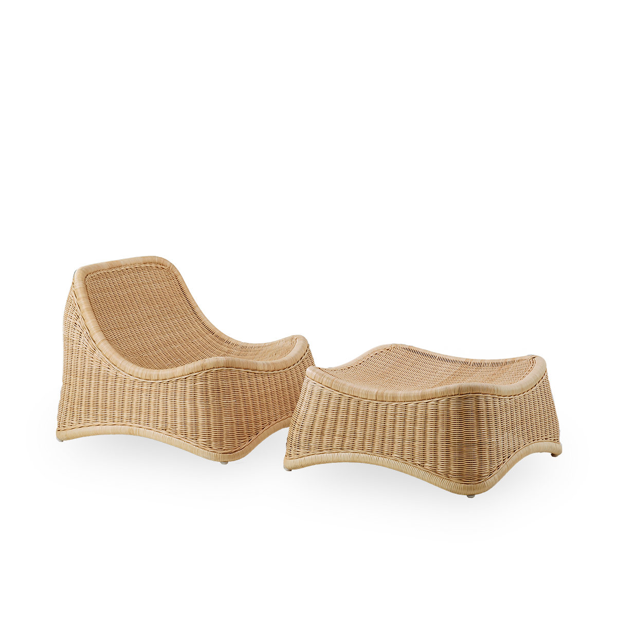 Vista lateral de la silla lounge exterior Chill, una silla exterior totalmente tejida con un reposapiés a juego, diseñada por Nanna Ditzel. La silla no tiene reposabrazos y está hecha a mano con ratán indonesio de alta calidad.