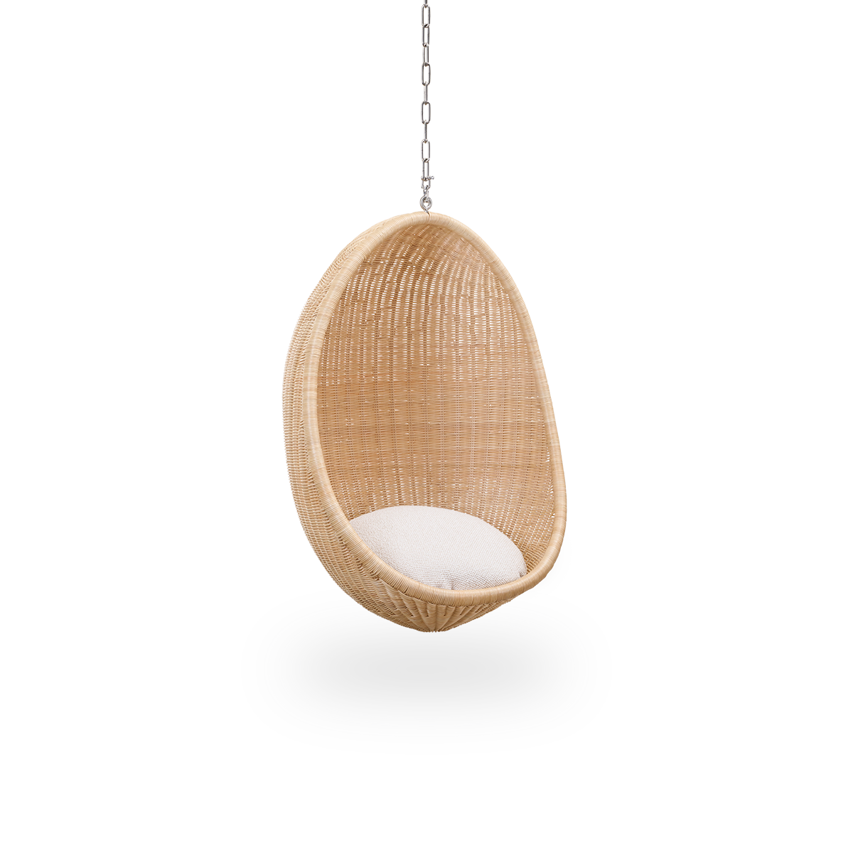 Vista lateral del Hanging Egg Junior, la versión infantil de la icónica silla colgante diseñada por Nanna y Jørgen Ditzel. La silla colgante redonda está completamente tejida con ratán indonesio de alta calidad y cuelga de una cadena metálica.