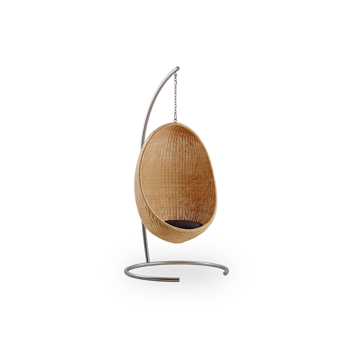 Esta es una imagen de detalle de Hanging Egg Chair en natural core weave Rattan frame.