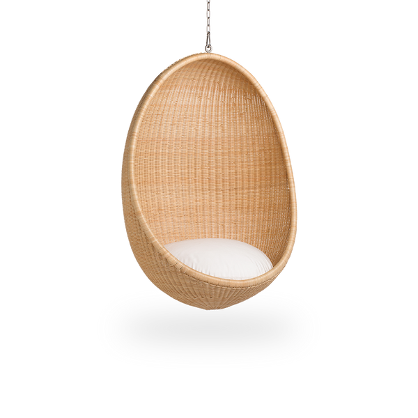 Vista lateral del Hanging Egg, una icónica silla colgante diseñada por Nanna y Jørgen Ditzel. La silla colgante redonda está completamente tejida con ratán indonesio de alta calidad y cuelga de una cadena metálica.