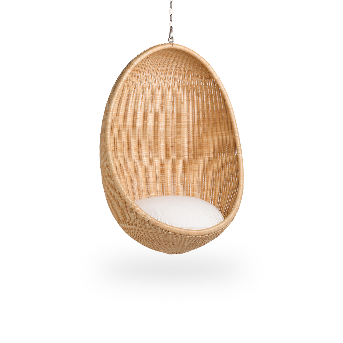 Vista lateral del Hanging Egg, una icónica silla colgante diseñada por Nanna y Jørgen Ditzel. La silla colgante redonda está completamente tejida con ratán indonesio de alta calidad y cuelga de una cadena metálica.