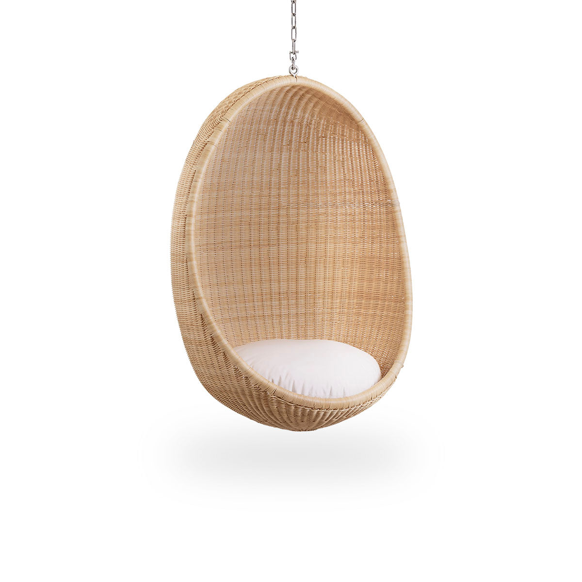 Vista lateral del Hanging Egg, una icónica silla colgante diseñada por Nanna y Jørgen Ditzel. La silla colgante redonda está completamente tejida con ratán indonesio de alta calidad y cuelga de una cadena metálica.