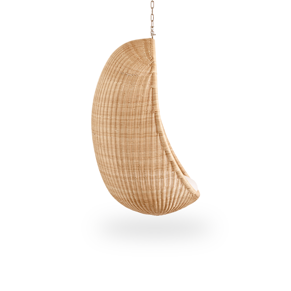 Vista lateral del Hanging Egg, una icónica silla colgante diseñada por Nanna y Jørgen Ditzel. La silla colgante redonda está completamente tejida con ratán indonesio de alta calidad y cuelga de una cadena metálica.
