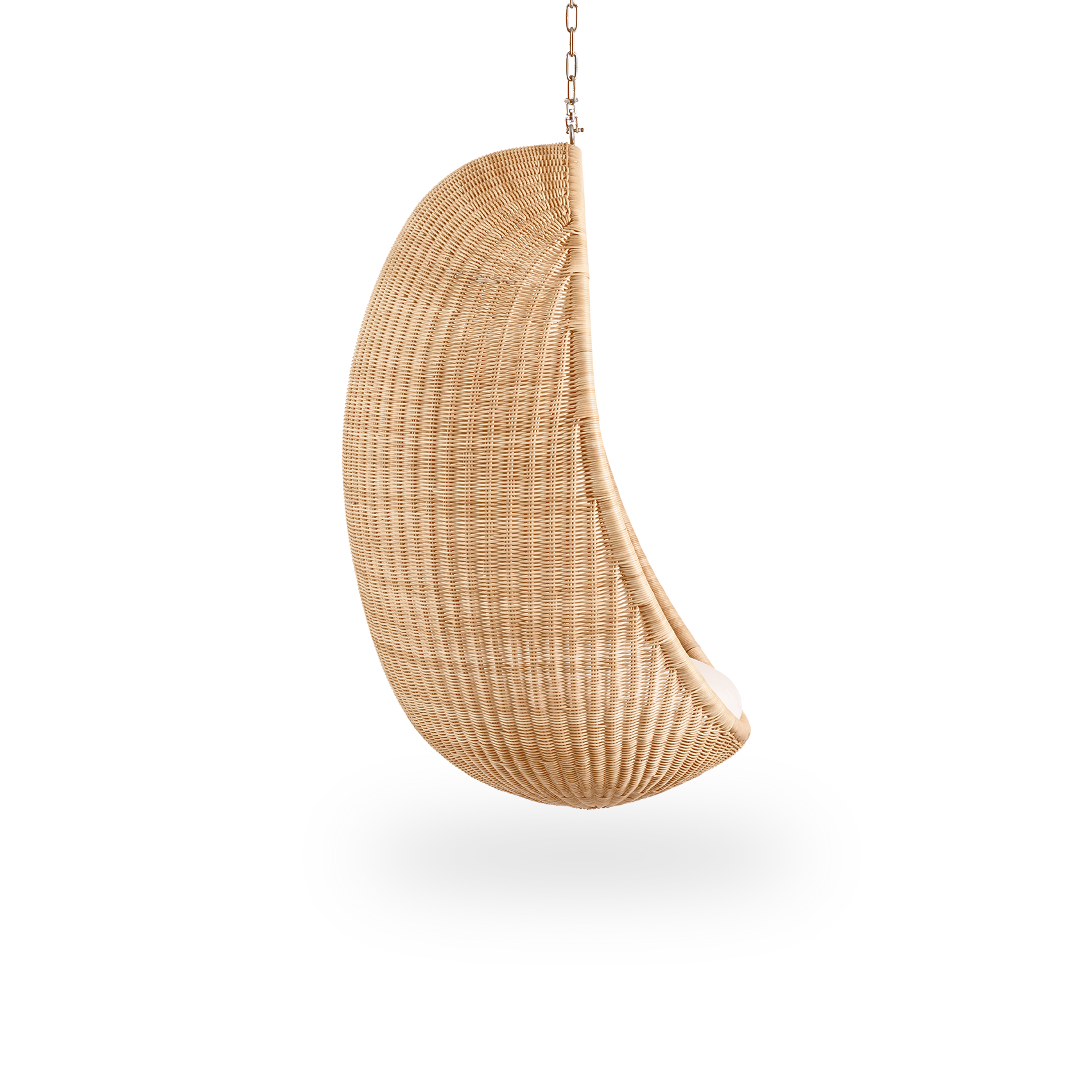 Vista lateral del Hanging Egg, una icónica silla colgante diseñada por Nanna y Jørgen Ditzel. La silla colgante redonda está completamente tejida con ratán indonesio de alta calidad y cuelga de una cadena metálica.