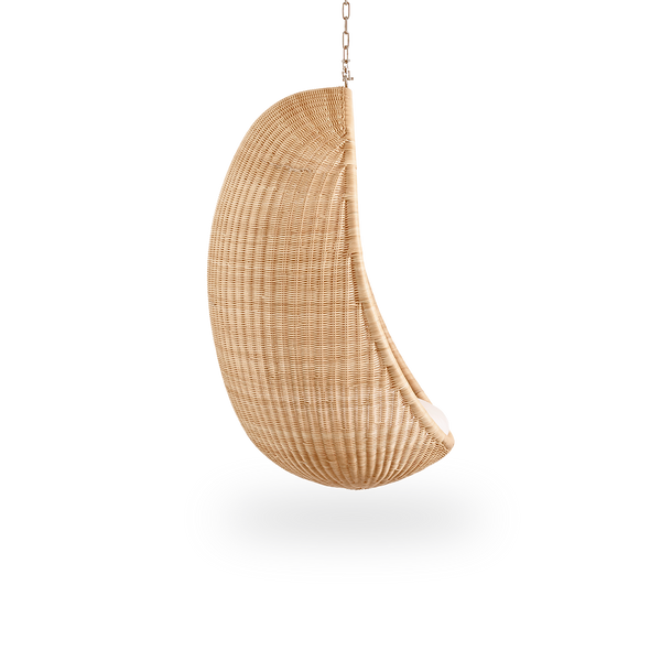 Vista lateral del Hanging Egg, una icónica silla colgante diseñada por Nanna y Jørgen Ditzel. La silla colgante redonda está completamente tejida con ratán indonesio de alta calidad y cuelga de una cadena metálica.