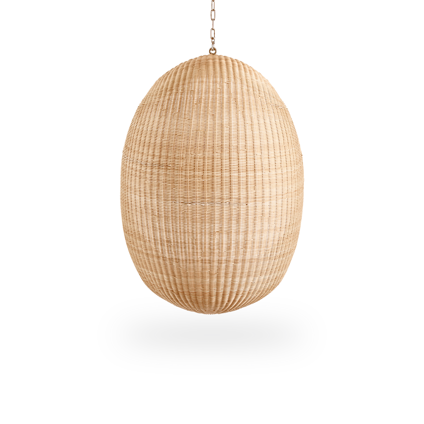 Vista desde atrás del Hanging Egg, una icónica silla colgante diseñada por Nanna y Jørgen Ditzel. La silla colgante redonda está completamente tejida con ratán indonesio de alta calidad y cuelga de una cadena metálica.