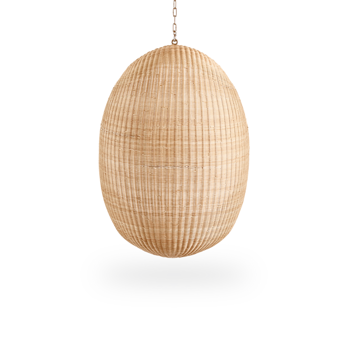 Vista desde atrás del Hanging Egg, una icónica silla colgante diseñada por Nanna y Jørgen Ditzel. La silla colgante redonda está completamente tejida con ratán indonesio de alta calidad y cuelga de una cadena metálica.
