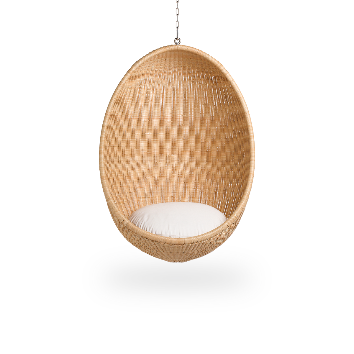 Vista frontal del Hanging Egg, una icónica silla colgante diseñada por Nanna y Jørgen Ditzel.
La silla colgante redonda está completamente tejida con ratán indonesio de alta calidad y cuelga de una cadena metálica.