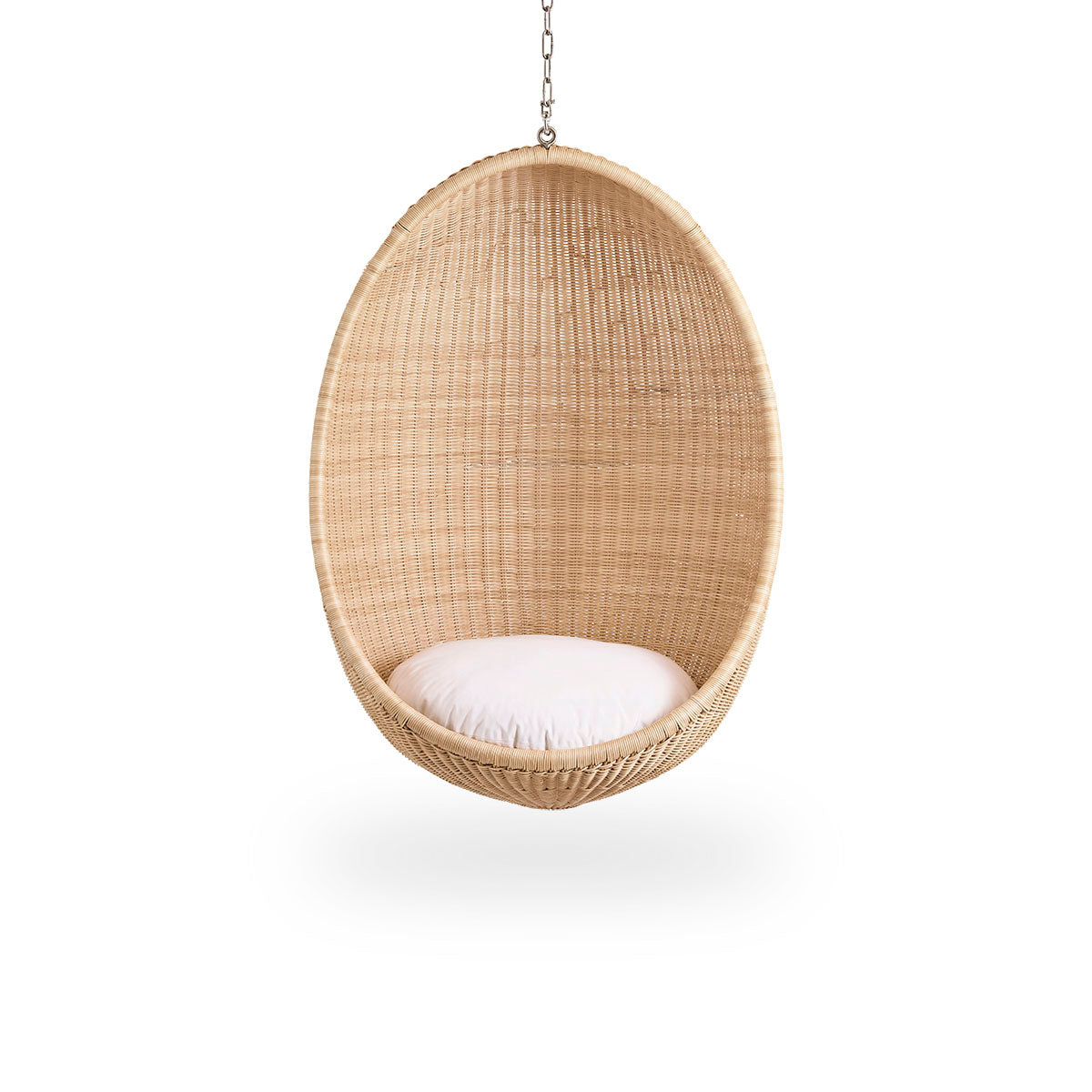 Vista frontal del Hanging Egg, una icónica silla colgante diseñada por Nanna y Jørgen Ditzel.
La silla colgante redonda está completamente tejida con ratán indonesio de alta calidad y cuelga de una cadena metálica.