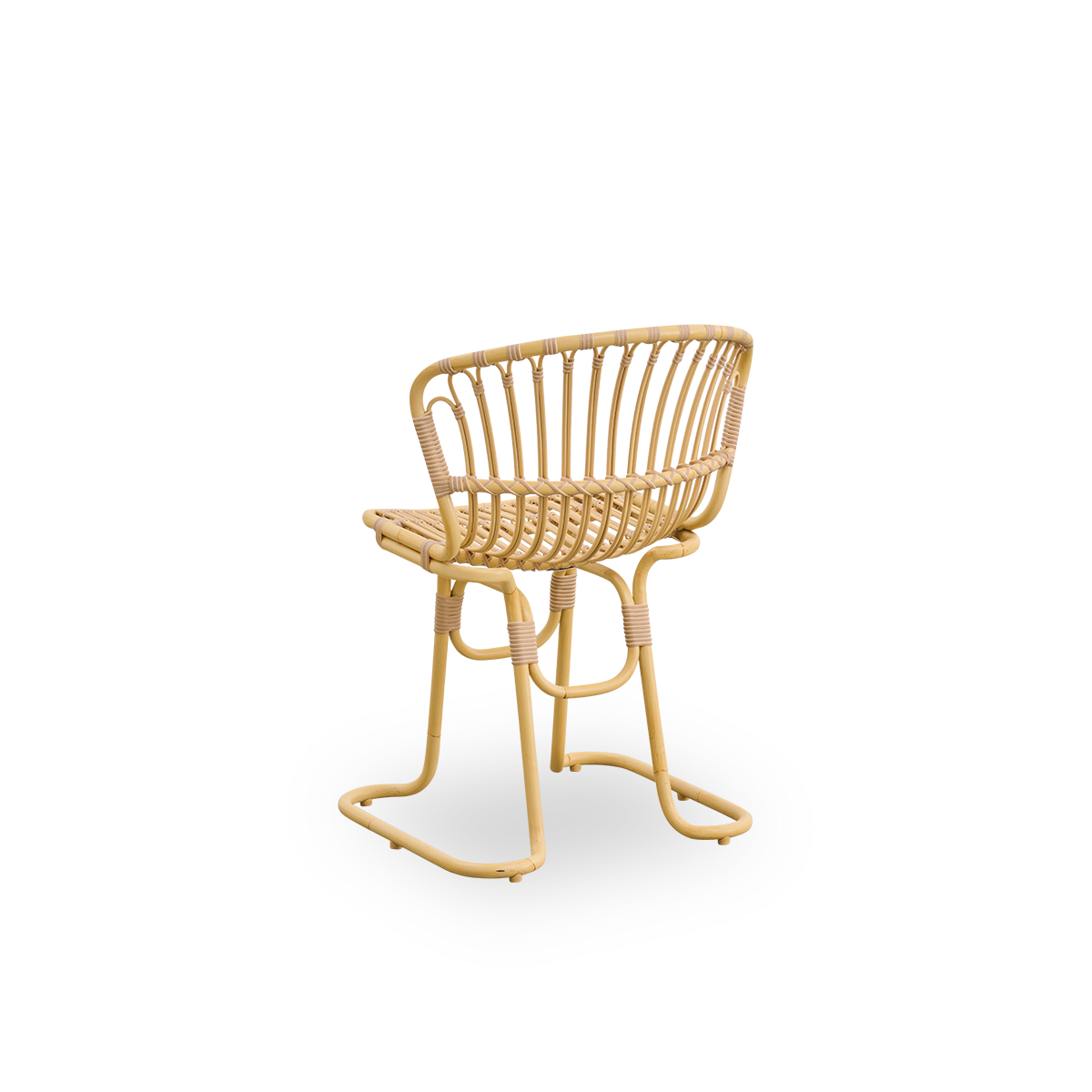 Vista trasera de la silla de comedor exterior Rita, diseñada por Nanna Ditzel.
Las patas escultóricas permiten estabilidad en cualquier superficie exterior. Estructura de aluminio con aspecto de ratán y revestimiento de ArtFibre.