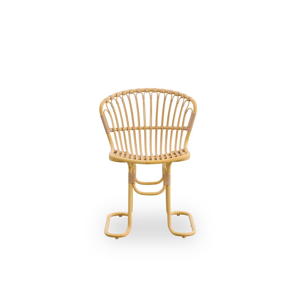 Vista frontal de la silla de comedor exterior Rita, diseñada por Nanna Ditzel.
Las patas escultóricas permiten estabilidad en cualquier superficie exterior. Estructura de aluminio con aspecto de ratán y detalles tejidos en ArtFibre.