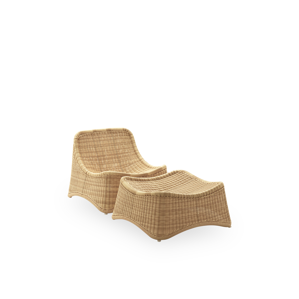 Vista lateral de la silla lounge exterior Chill, una silla exterior totalmente tejida con un reposapiés a juego, diseñada por Nanna Ditzel. La silla no tiene reposabrazos y está hecha a mano con Alu-Ratán y ArtFibre.
