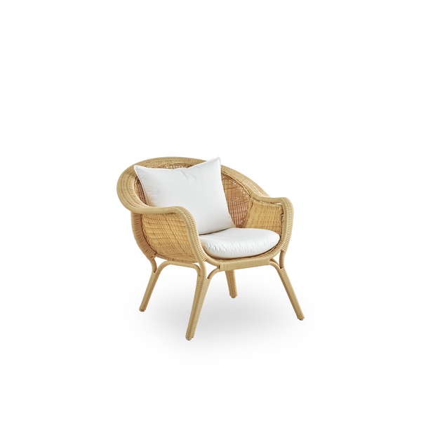 Vista lateral de la silla de lounge exterior Madame, diseñada por Nanna & Jørgen Ditzel. Silla de lounge completamente tejida con diseño suave y femenino en forma de concha. Estructura de aluminio tejida con ArtFibre.