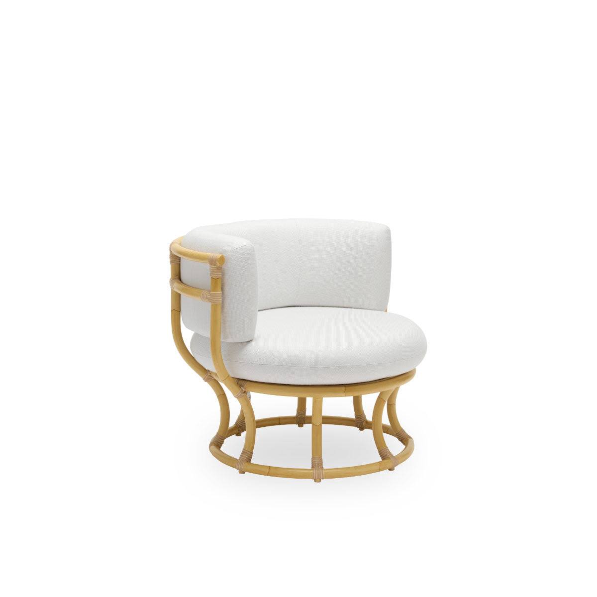 Vista lateral de la silla lounge exterior Coco con apariencia de ratán, diseñada por Nanna Ditzel. El diseño se basa en círculos perfectos y tiene una estructura de aluminio con detalles tejidos en ArtFibre.