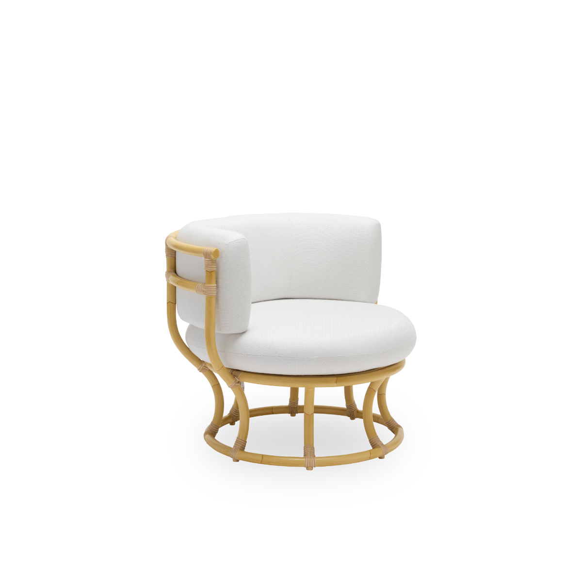 Vista lateral de la silla lounge exterior Coco con apariencia de ratán, diseñada por Nanna Ditzel. El diseño se basa en círculos perfectos y tiene una estructura de aluminio con detalles tejidos en ArtFibre.