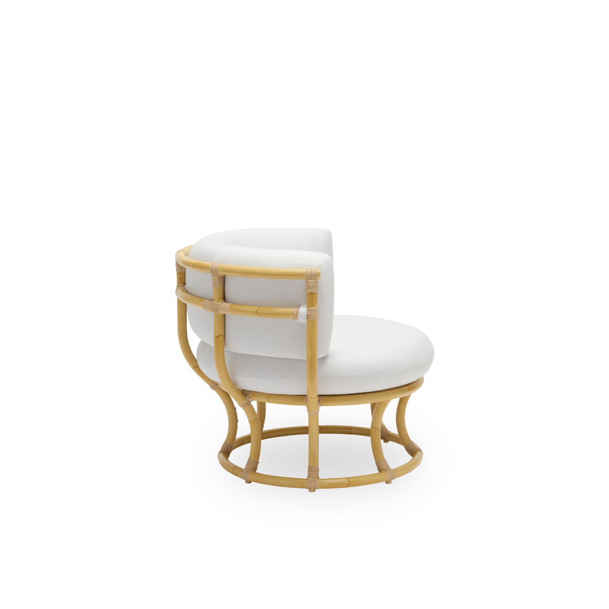 Vista lateral sencilla de la silla lounge exterior Coco con apariencia de ratán, diseñada por Nanna Ditzel. El diseño se basa en círculos perfectos y cuenta con una estructura de aluminio con detalles tejidos en ArtFibre.