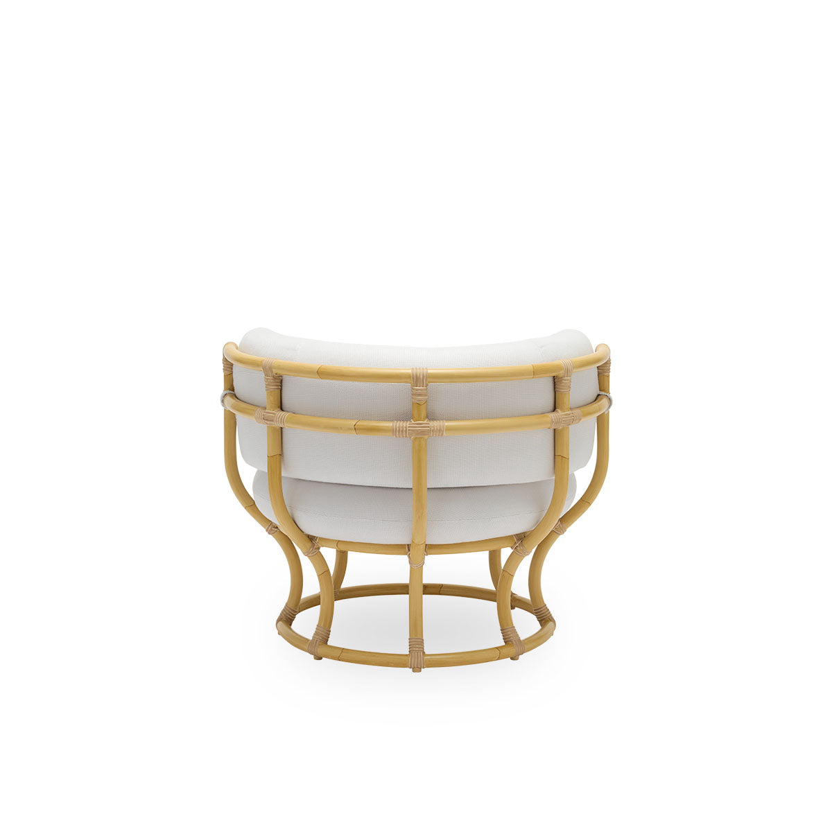 Vista desde atrás del sillón de exterior Coco en aspecto de ratán, diseñado por Nanna Ditzel. El diseño se basa en círculos perfectos y cuenta con una estructura de aluminio con detalles tejidos de ArtFibre.