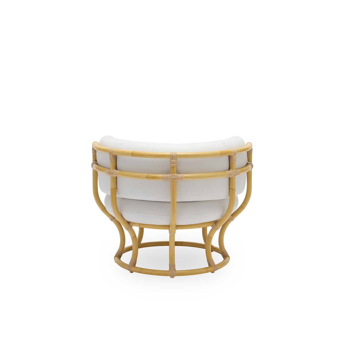 Vista desde atrás del sillón de exterior Coco en aspecto de ratán, diseñado por Nanna Ditzel. El diseño se basa en círculos perfectos y cuenta con una estructura de aluminio con detalles tejidos de ArtFibre.