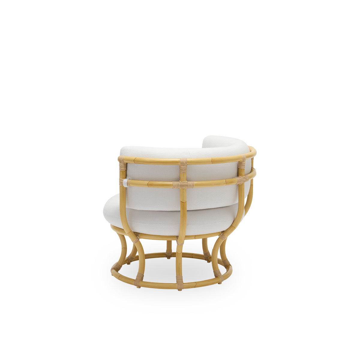 Vista lateral trasera de la silla lounge exterior Coco con apariencia de ratán, diseñada por Nanna Ditzel. El diseño se basa en círculos perfectos y cuenta con una estructura de aluminio con detalles tejidos en ArtFibre.