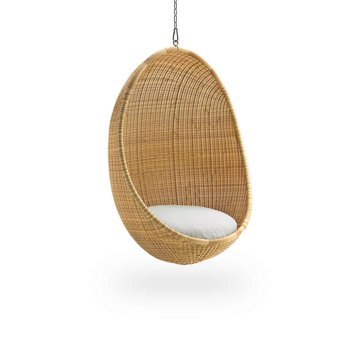 Vista lateral del Hanging Egg Exterior en color Natural. La silla colgante tiene una forma redonda y está completamente tejida en ArtFibre sobre una estructura de aluminio.