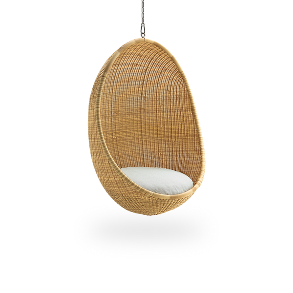Vista lateral del Hanging Egg Exterior en color Natural. La silla colgante tiene una forma redonda y está completamente tejida en ArtFibre sobre una estructura de aluminio.